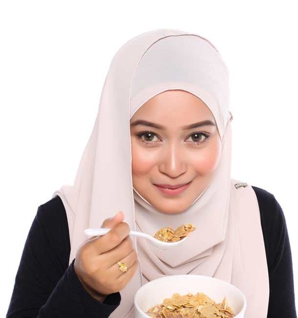 img-girl-eating-halal-cereal